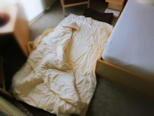 das Bett auf dem Boden