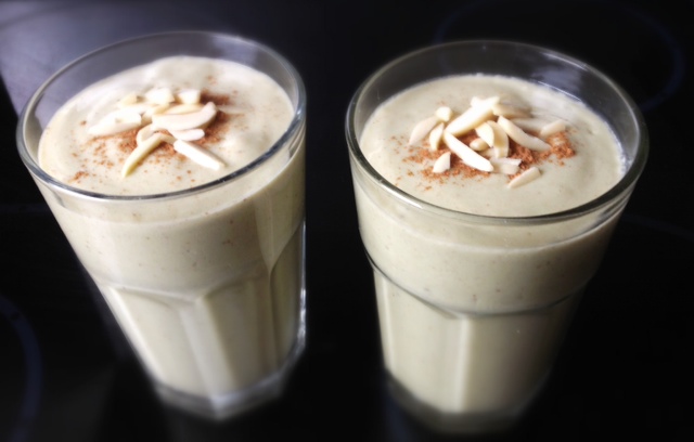 Ein guter Start in den Tag: Banane Avocado Mandelmilch Shake