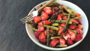 Spargelsalat mit erdbeeren