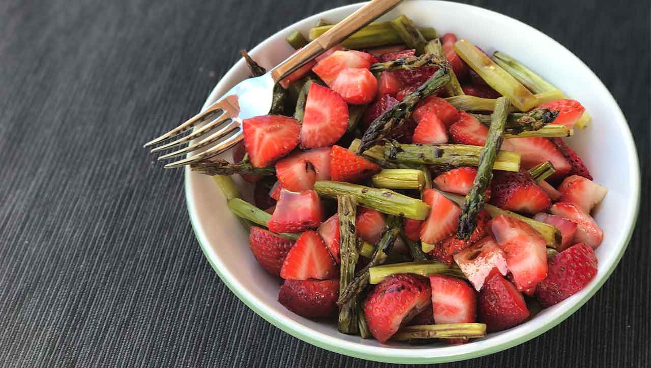 Fruchtige Erdbeeren und knackiger Spargel: eine Traum Kombination von Spargelsalat