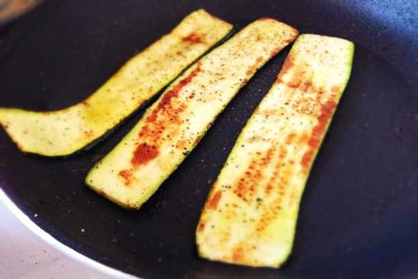 Zucchini in der Pfanne