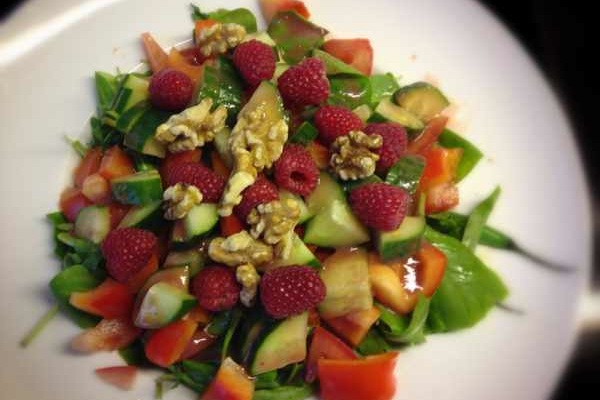 Salat mit Apfel-Himbeerdressing