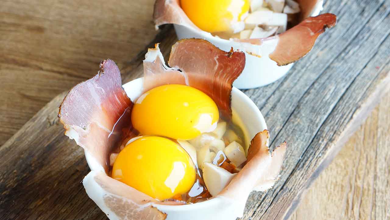 Ofen-Ei zum Frühstück mit Schinken und Pilzen - Paleo360.de