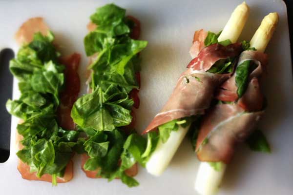 Spargelauflauf mit Tomaten und Spinat