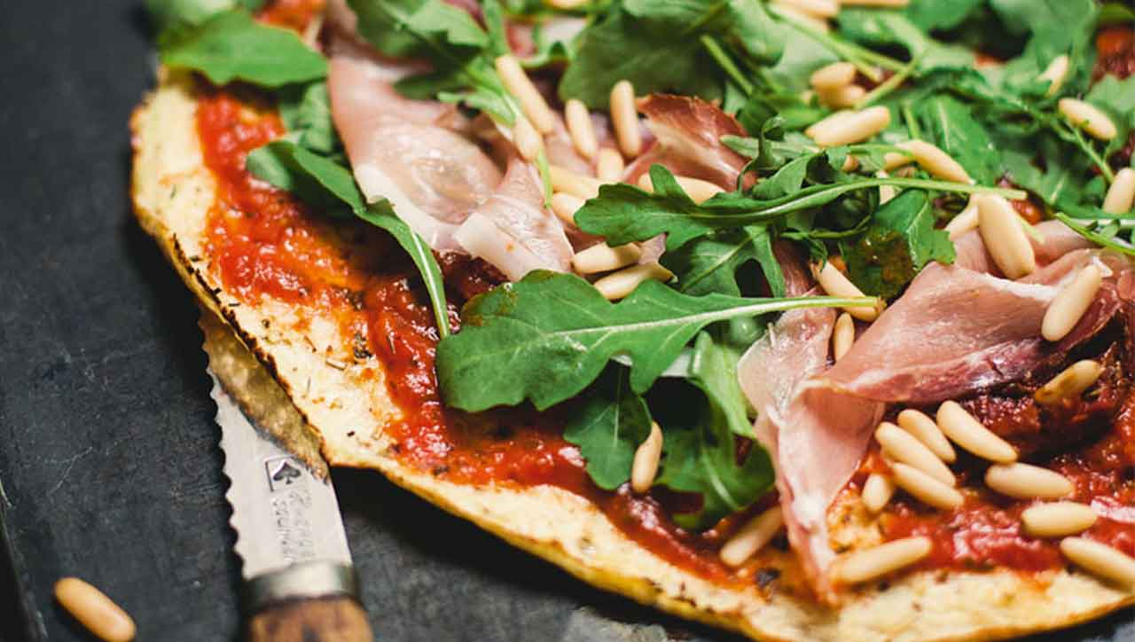 Eine Pizza aus Blumenkohlboden, juhu! Belege deine glutenfreie Pizza nach Fantasie und Laune