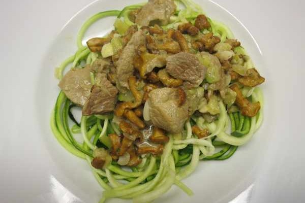 Schweinegeschnetzeltes mit Zucchini Spaghetti