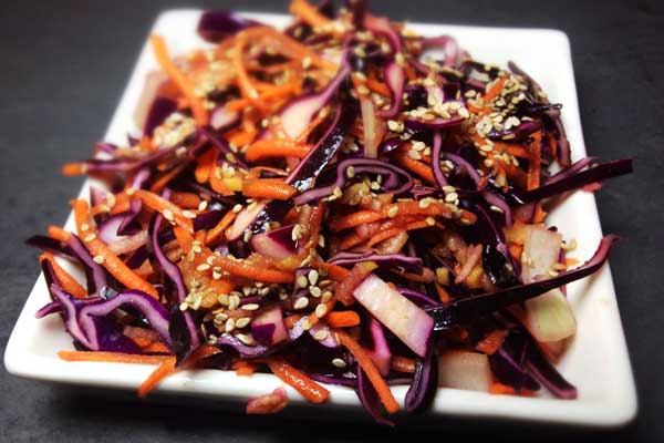 Coleslaw: Mit Rotkohl, Karotte und Apfel