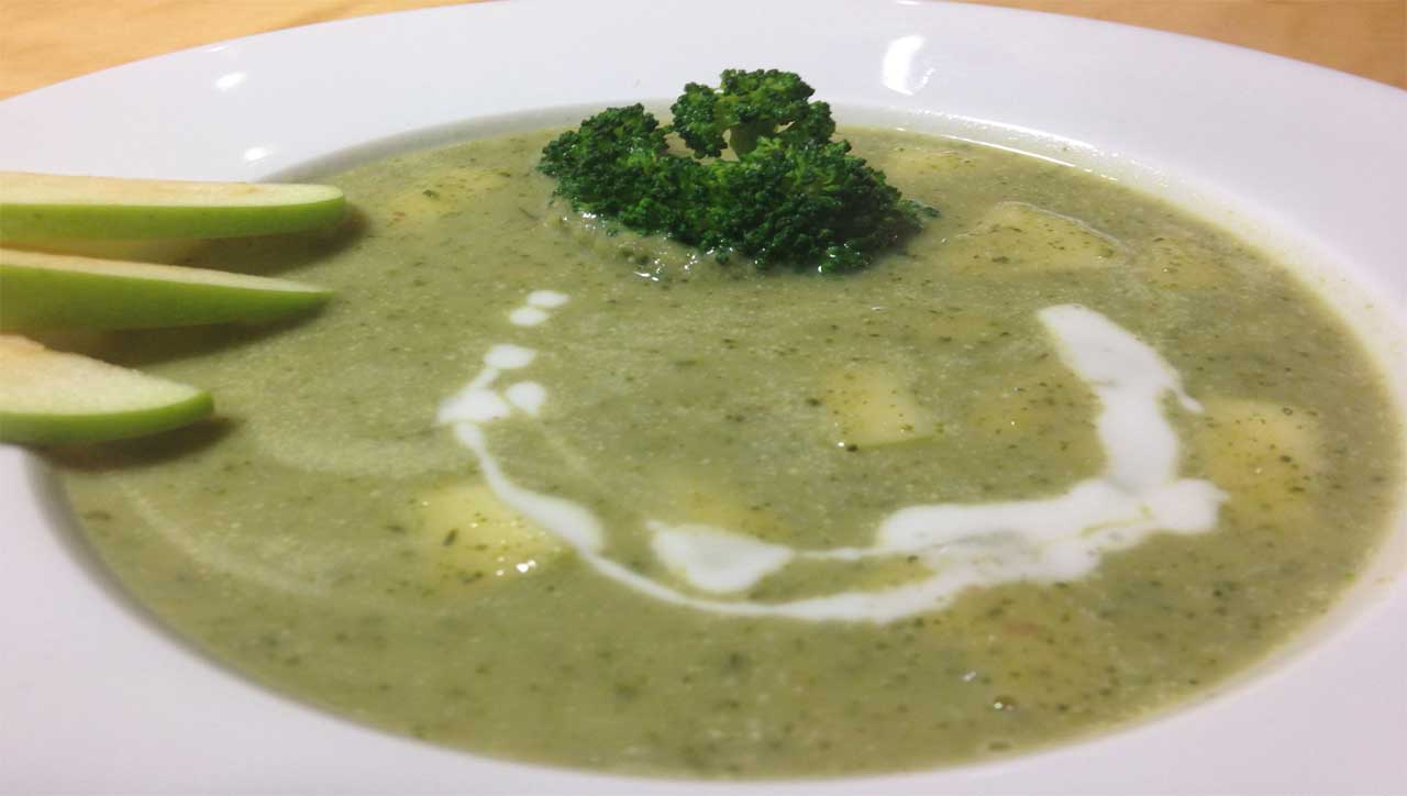 Cremige Brokkolisuppe mit Apfel und Maronen