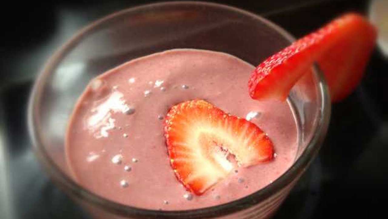 Erdbeer Schoko Smoothie: Zum Frühstück oder einfach so - Paleo360.de