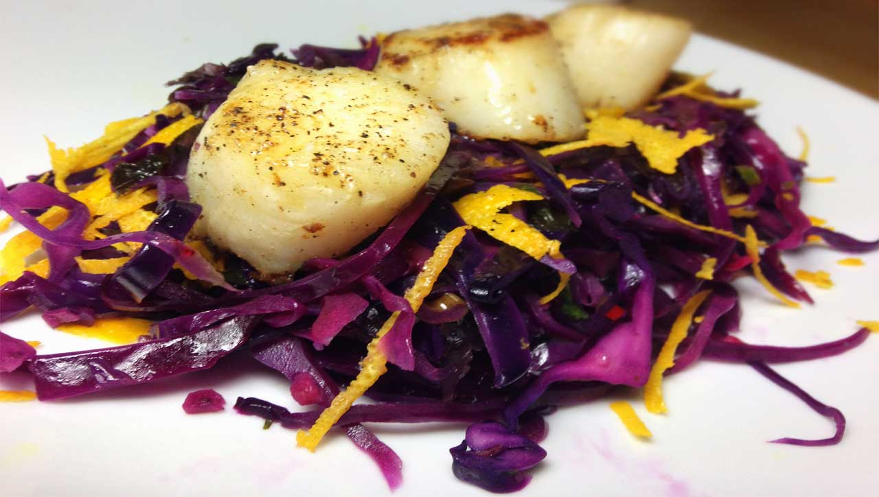 Algensalat mit Rotkohl und Jakobsmuscheln