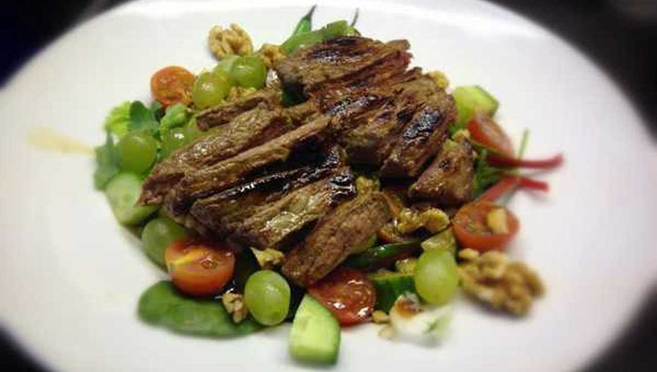 Bunter Salat mit Steak-Streifen