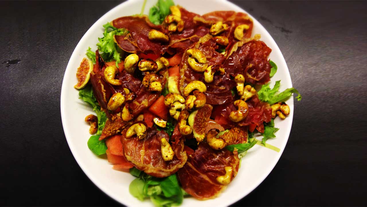 Wassermelone-Feigen-Salat mit Prosciutto Chips und Honig Cashews