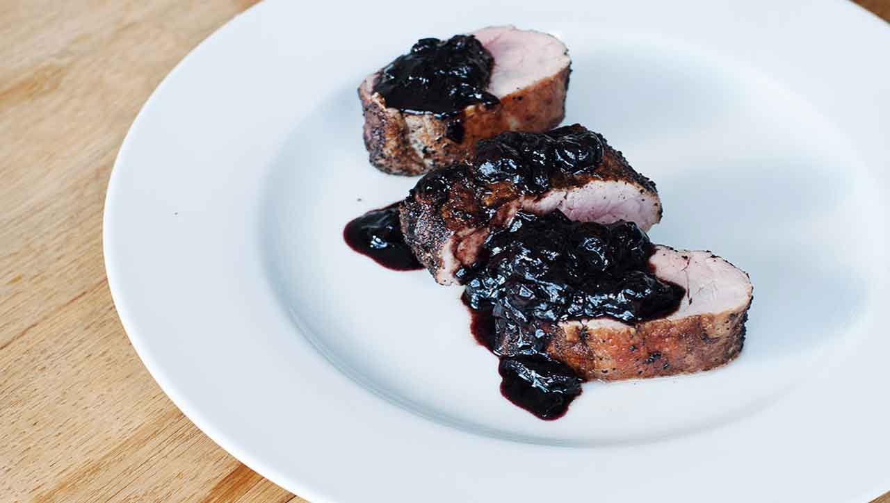 Schweinefilet in Kaffeekruste mit Blaubeersauce