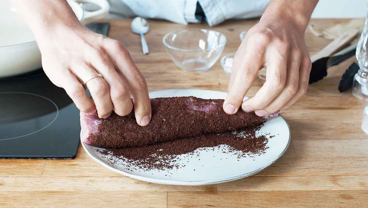 Schweinefilet in Kaffeekruste mit Blaubeersauce – Paleo360.de