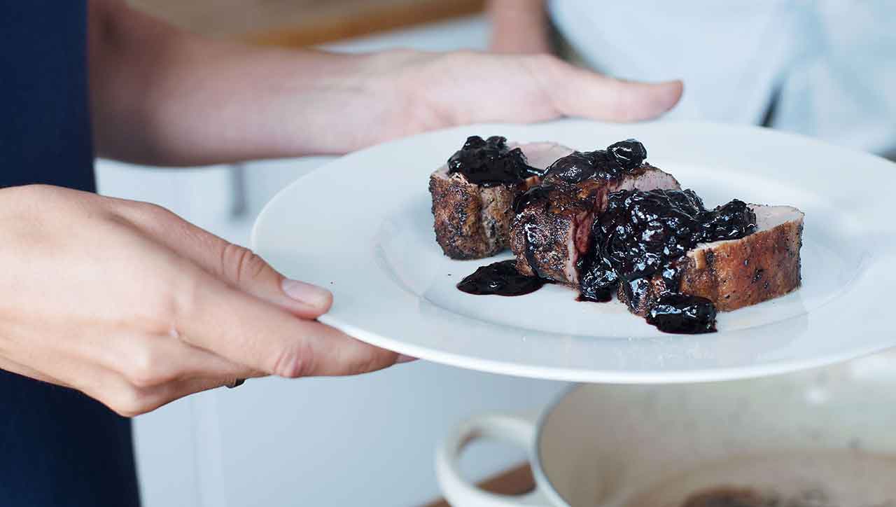 Schweinefilet in Kaffeekruste mit Blaubeersauce – Paleo360.de