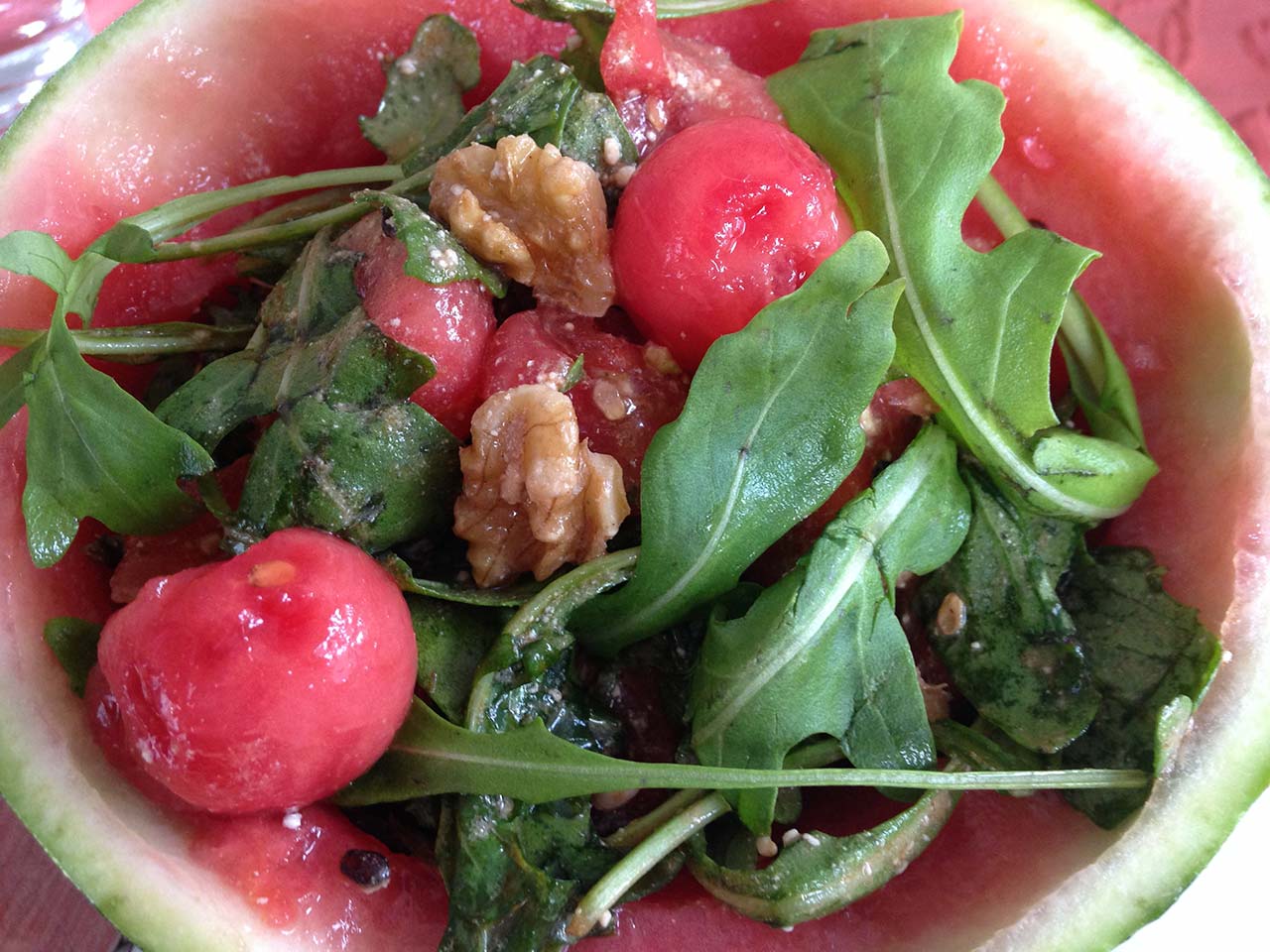 Rucola Salat mit Wassermelone und Walnüssen