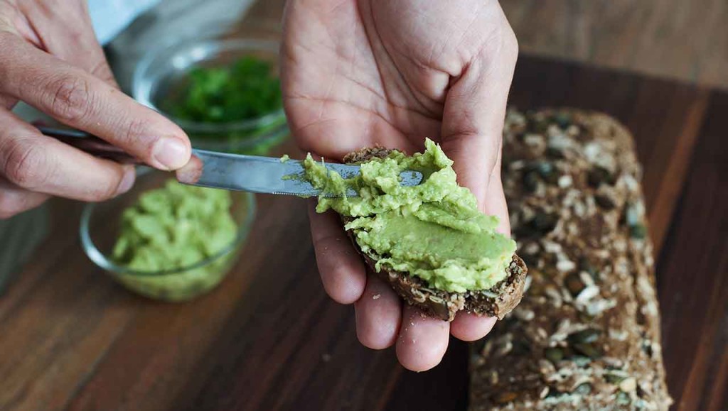 Koernerbrot mit Guacamole