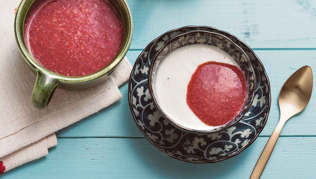 Mandelmilch Panna Cotta mit Erdbeer Sauce