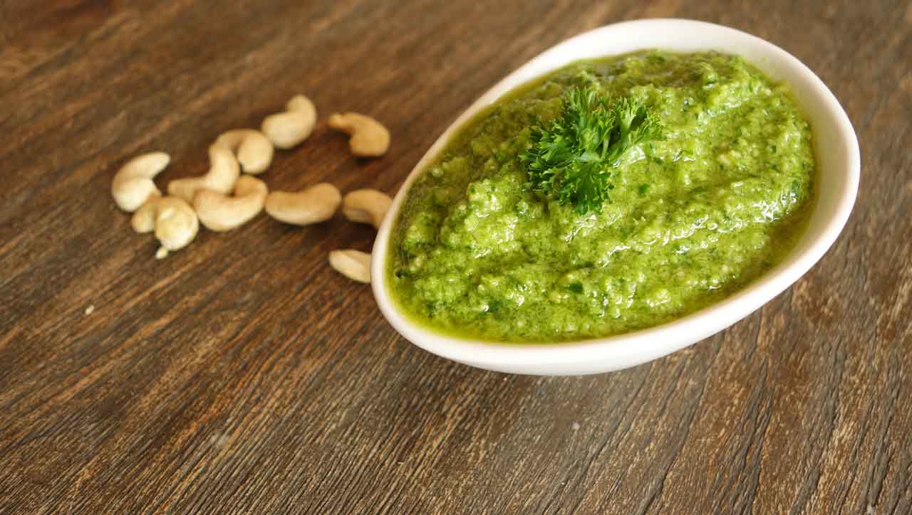 Zitronig frisch, nussig knackig: Das Petersilien Pesto