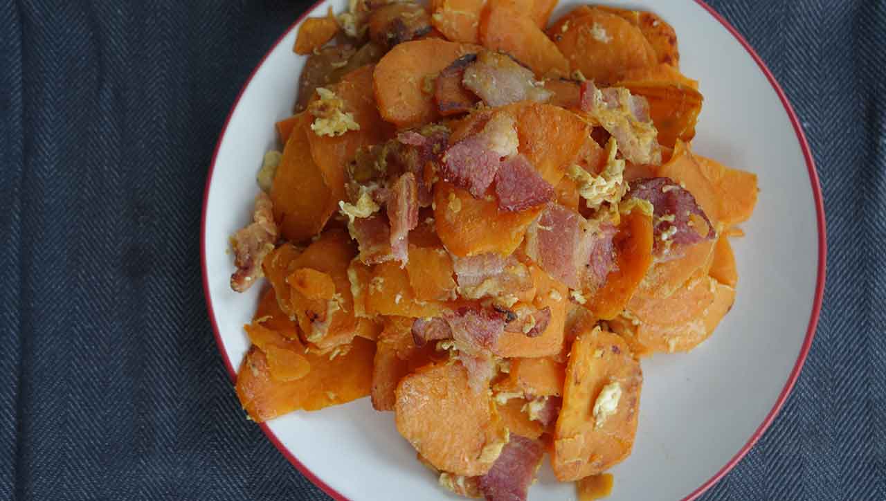 Familientradition mal etwas anders: Bratkartoffeln aus Süßkartoffeln mit Speck und Ei.