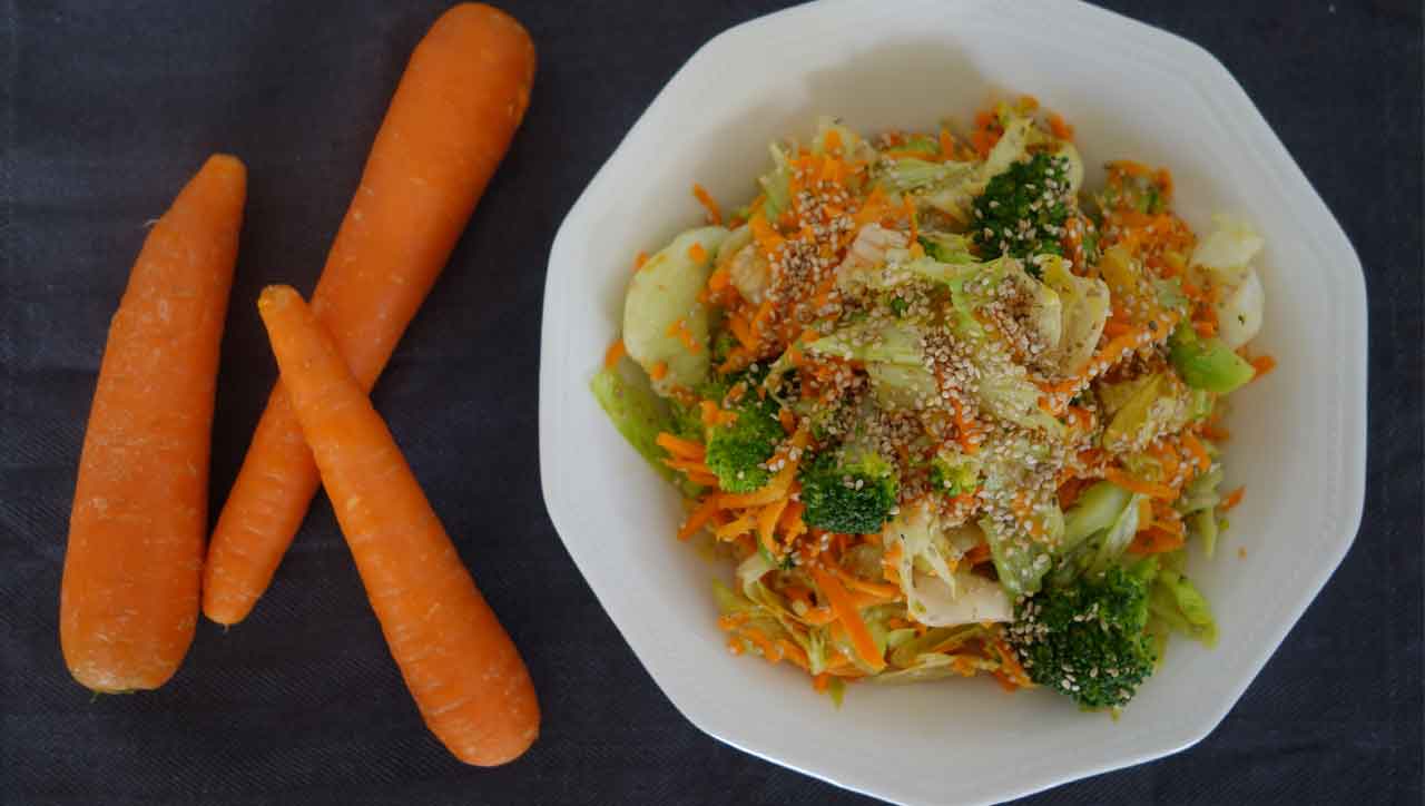 Knackig und gesund - unser Brokkoli Karotten Salat schmeckt als Hauptgericht oder Beilage.