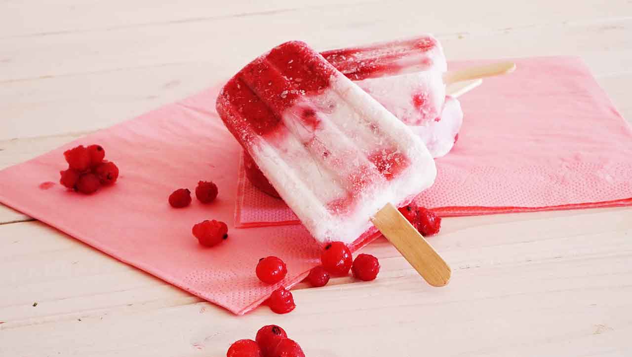 Vanilleeis Popsicles mit Johannisbeeren