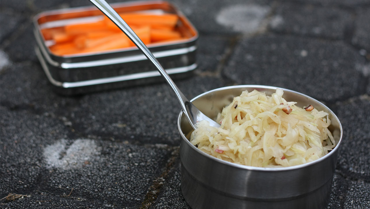 Traditioneller Krautsalat mit Speck