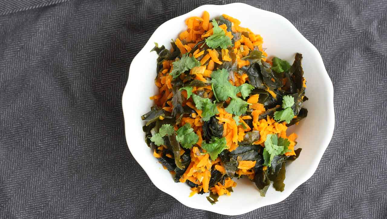 Karotten, Algen und frische Kräuter - fertig ist der Power Wakame Salat