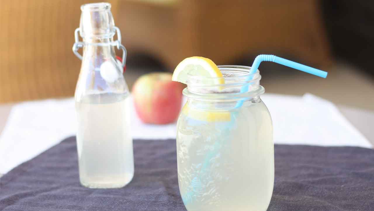 Wasser, Apfelessig, Zitrone und etwas Honig - fertig ist die Limonade