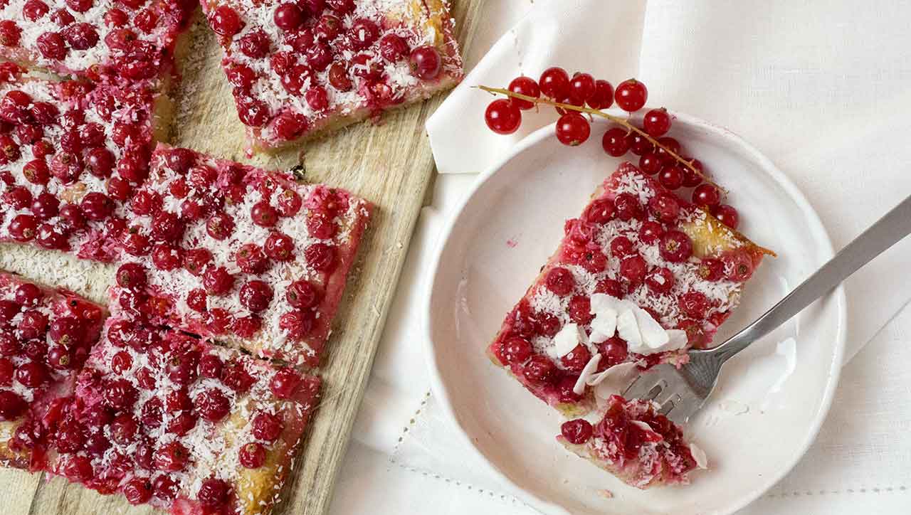 Saftig, fruchtig und in Schnitten - das ist der klassische Johannisbeerkuchen