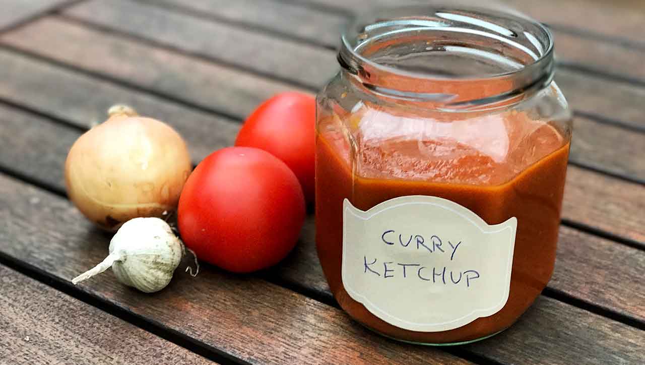 Dieser Curry Ketchup ist würzig, tomatig, süßlich und leicht scharf