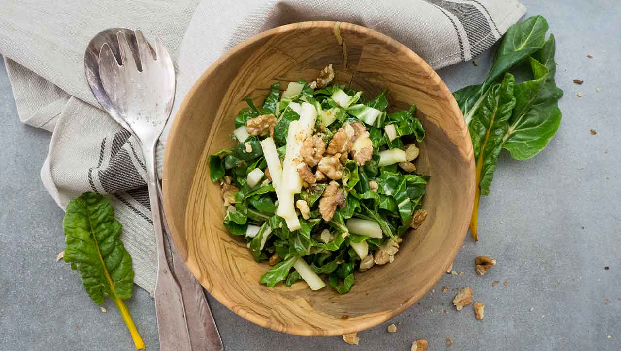 Abwechslung bei den Salaten gefällig? Dann probiere den crunchy Mangold Salat.