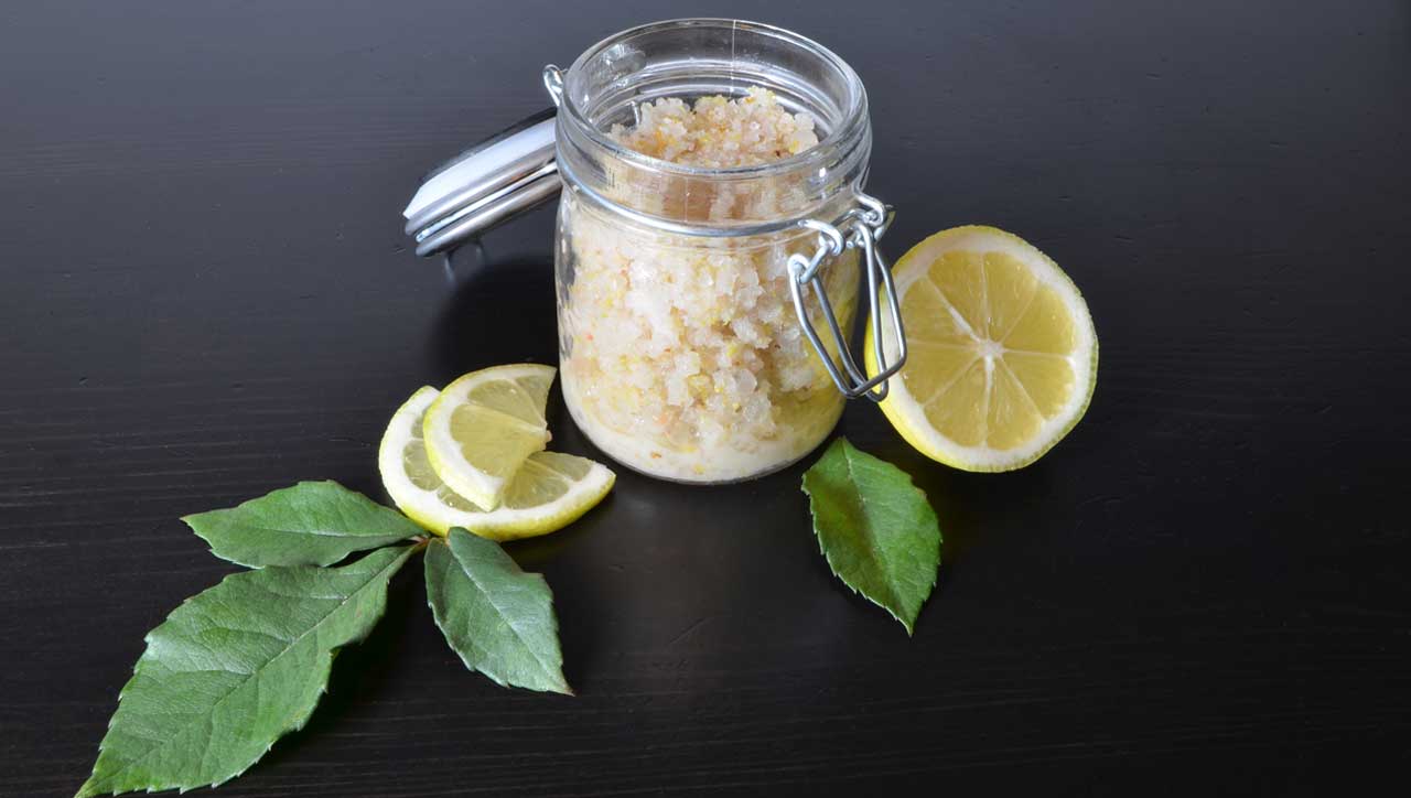 Erfrischendes Salz Peeling selber machen: Eingifte und reinige deine Haut