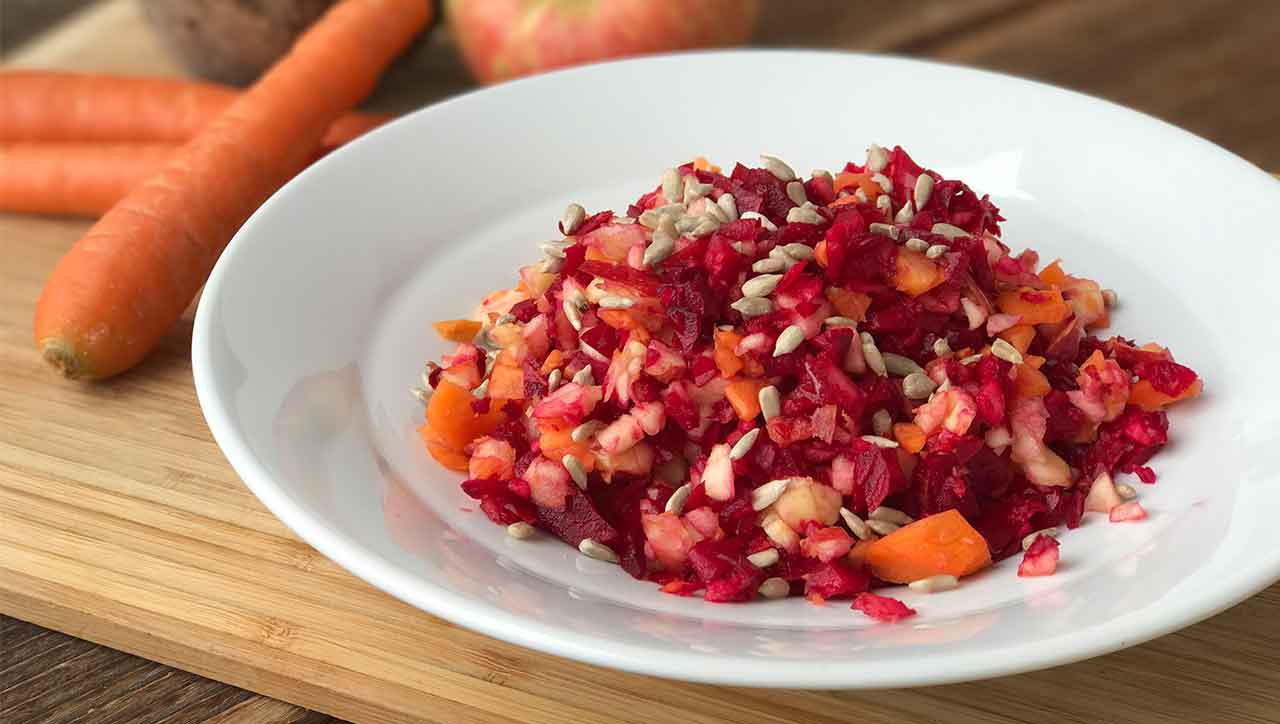 Rote Bete, Apfel und Karotte: fertig ist der Rohkost Salat