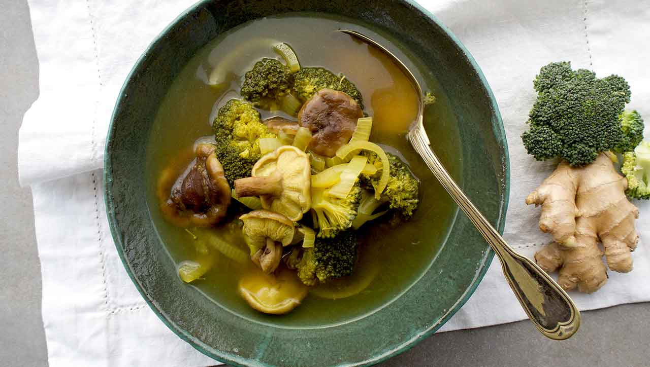 Knochenbrühe, Brokkoli, Pilze, Kurkuma und Ingwer - das kommt in die Erkältungssuppe