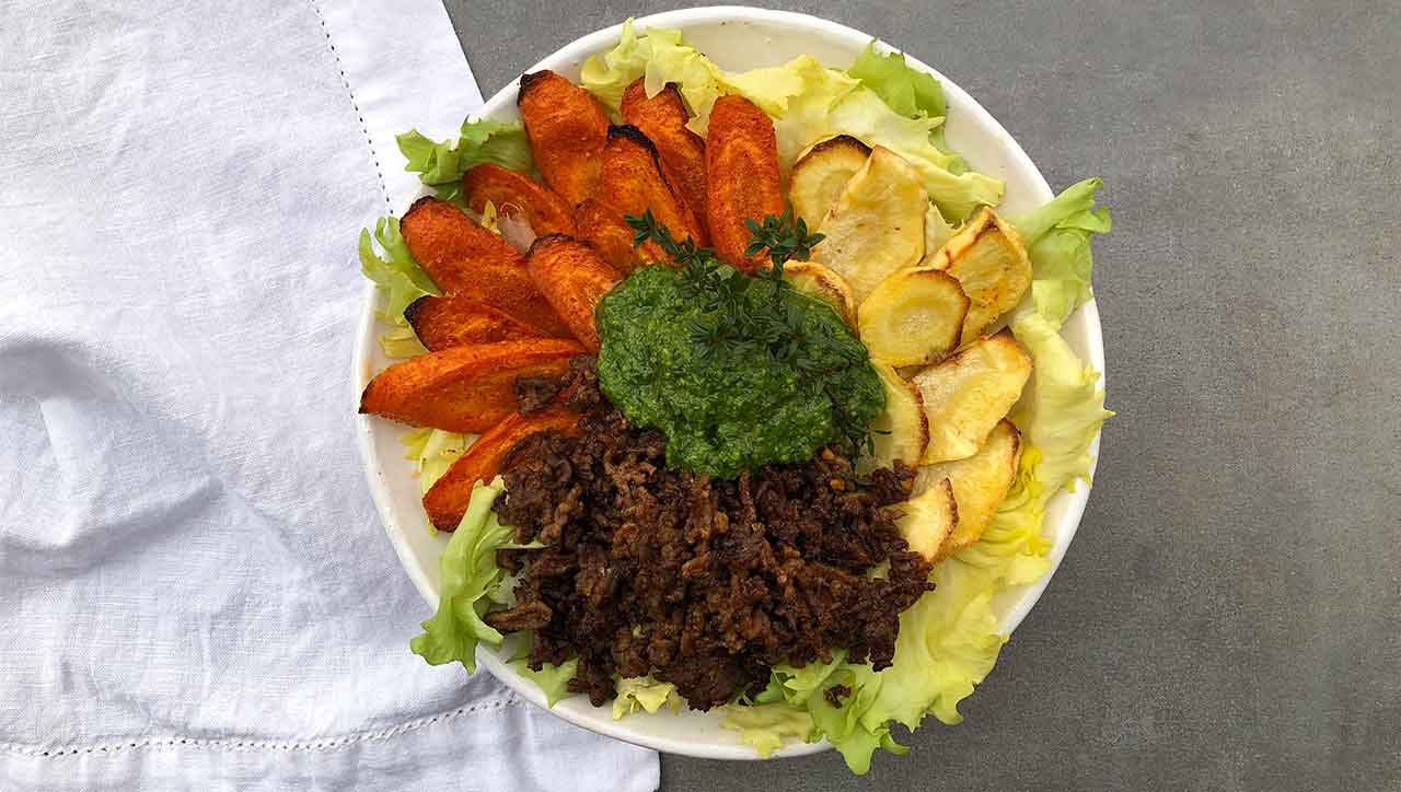 In unserer Winter Bowl kommt Wurzelgemüse, Hackfleisch und Pesto