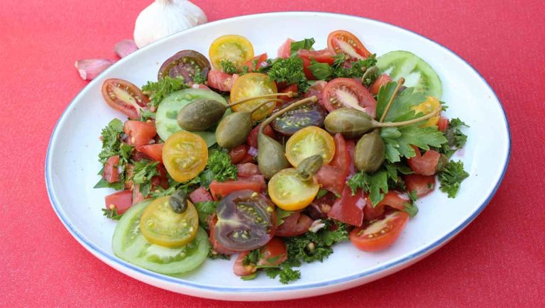 Sommerlicher Tomatensalat mit Kapern - Paleo360.de Sommerlicher Tomatensalat mit Kapern - Paleo360.de