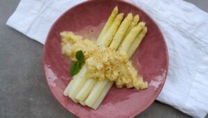 Spargel mit Rhabarber Chutney