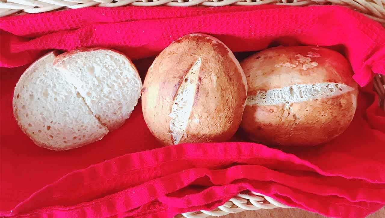 fluffig, knusprig, duftend: Mit Maniokmehl weiße Brötchen backen