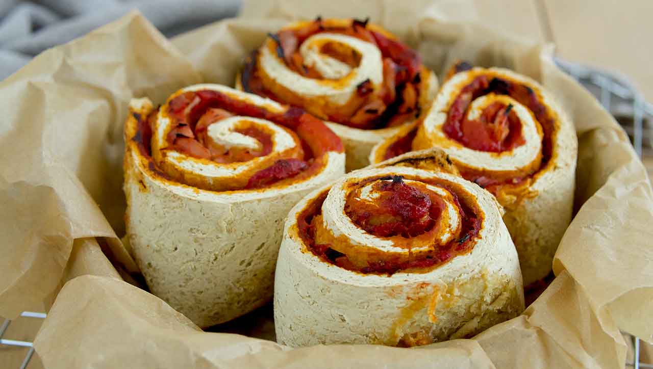 Mit Maniokmehl backen wir luftige glutenfreie Pizzaschnecken