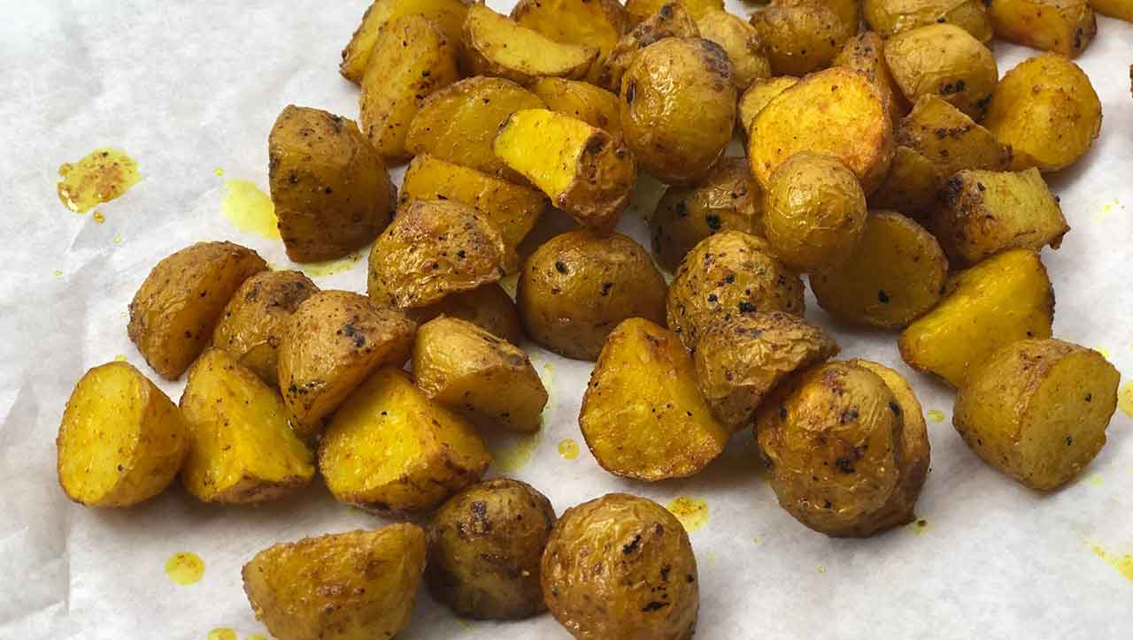 Knusprig und schön golden, das sind die Kurkuma Kartoffeln