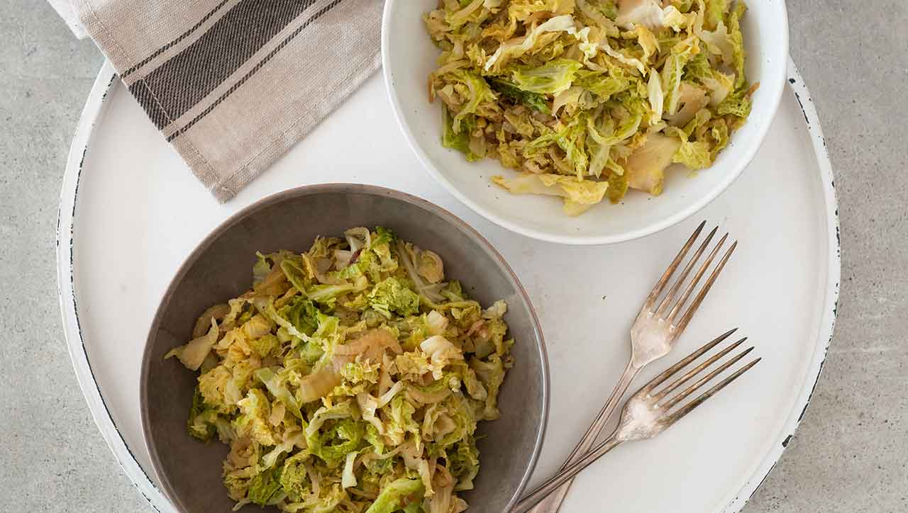 Du weißt nicht, was du mit Wirsing kochen kannst? Die Wirsingpfanne ist unkompliziert und lecker.