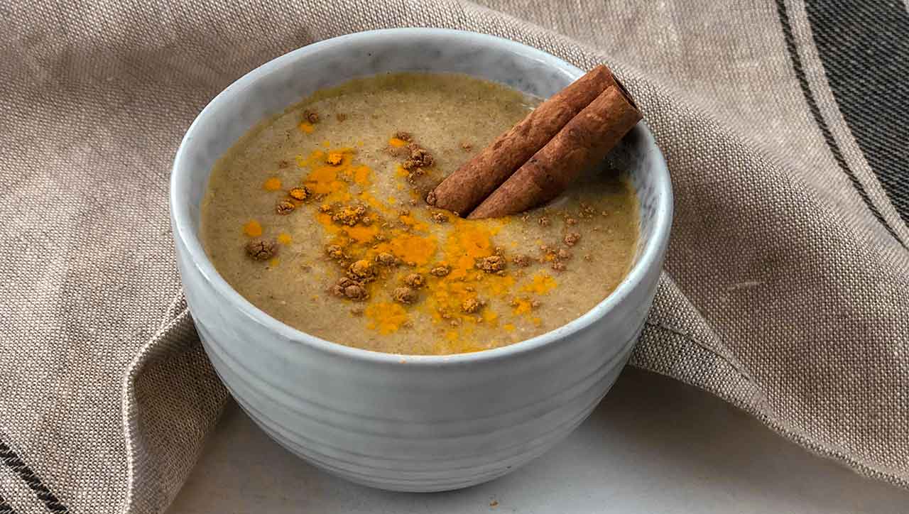 Zum Aufwärmen und Energie tanken: die Bananenmilch mit Kurkuma