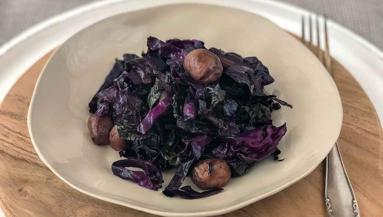 Rotkohl, Maronen, Karotten, Mangold. Die Wintergemüsepfanne ist lila