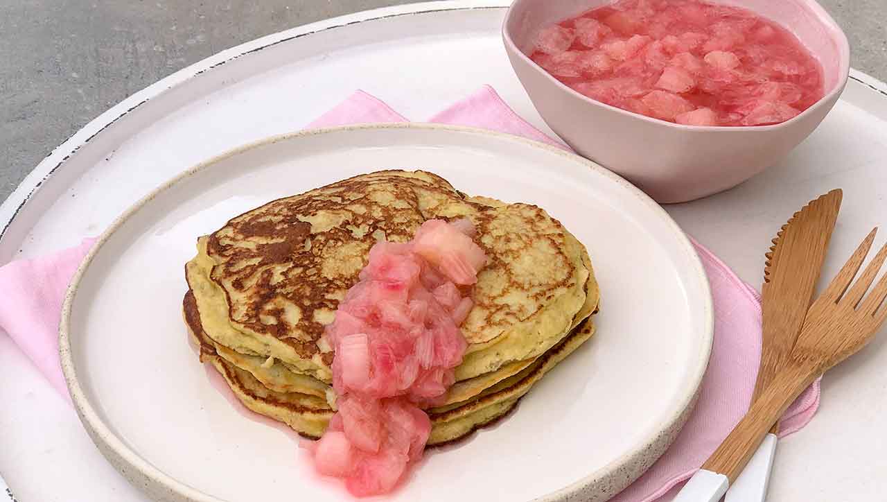 Frühlings Eierkuchen mit Rhabarber: süß und sauer vereint