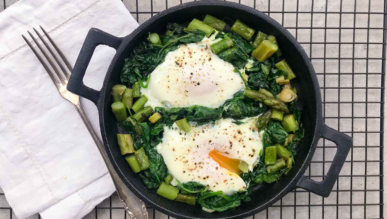 Grünes Shakshuka mit Spargel und Spinat