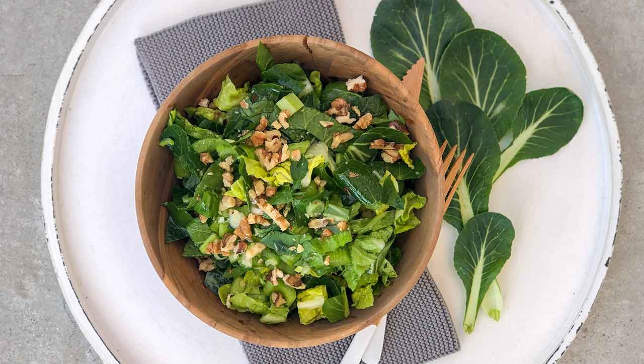 Pak Choi Salat mit Nüssen: sommerlich knackig