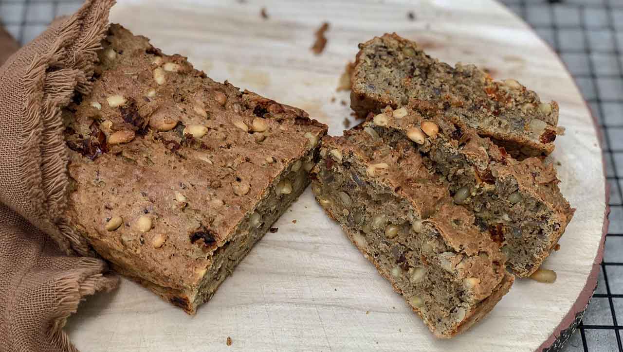 Unser Körnerbrot Klassiker mit getrockneten Tomaten und Pinienkernen