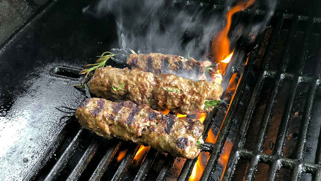 Wer braucht schon Grillspieße? Die Rosmarin Kebaps gelingen mit Rosmarinzweig.