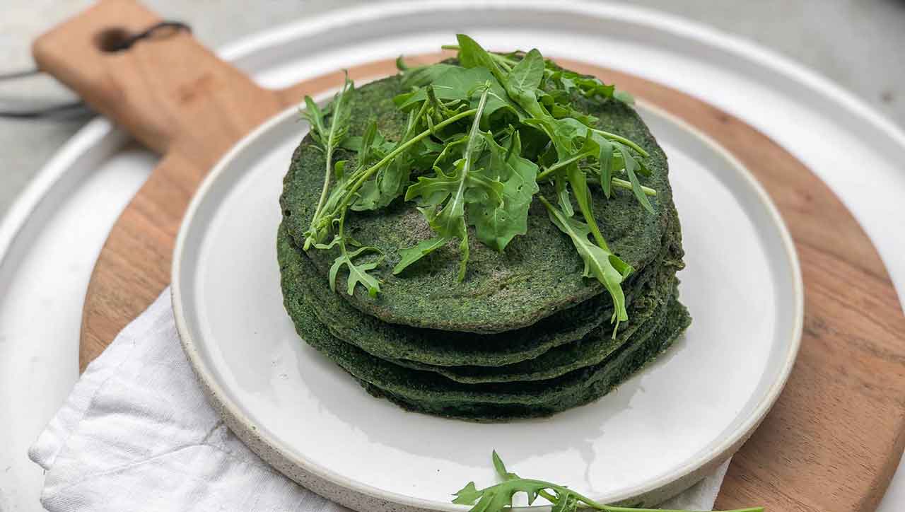 Grüne Pfannkuchen sind einfach mal was anderes. Ob mit Ruccola oder Wildkräutern - du entscheidest.